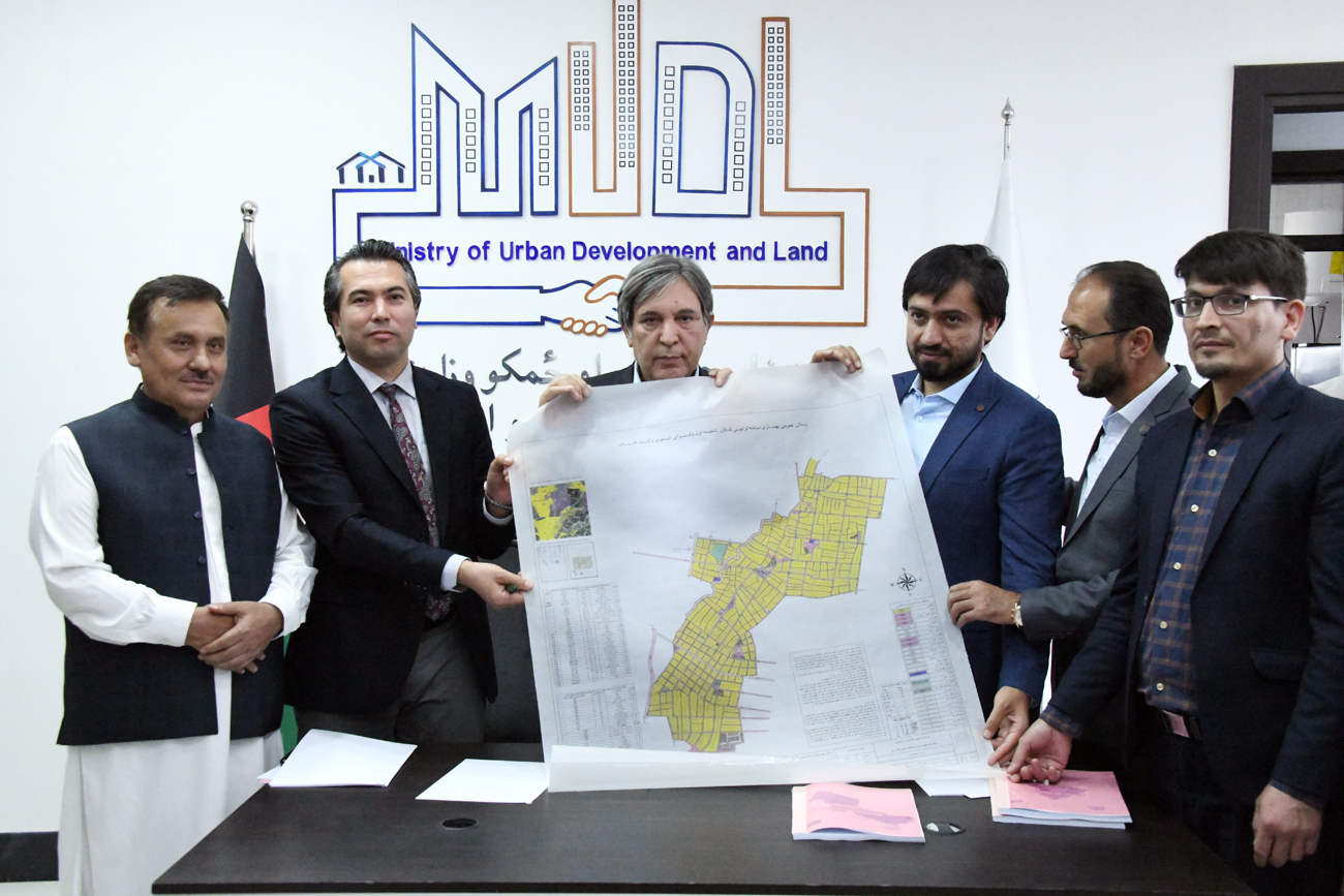 محترم محمود کرزی سرپرست وزارت شهرسازی و اراضی پنج پلان بهسازی را منظور کرد 