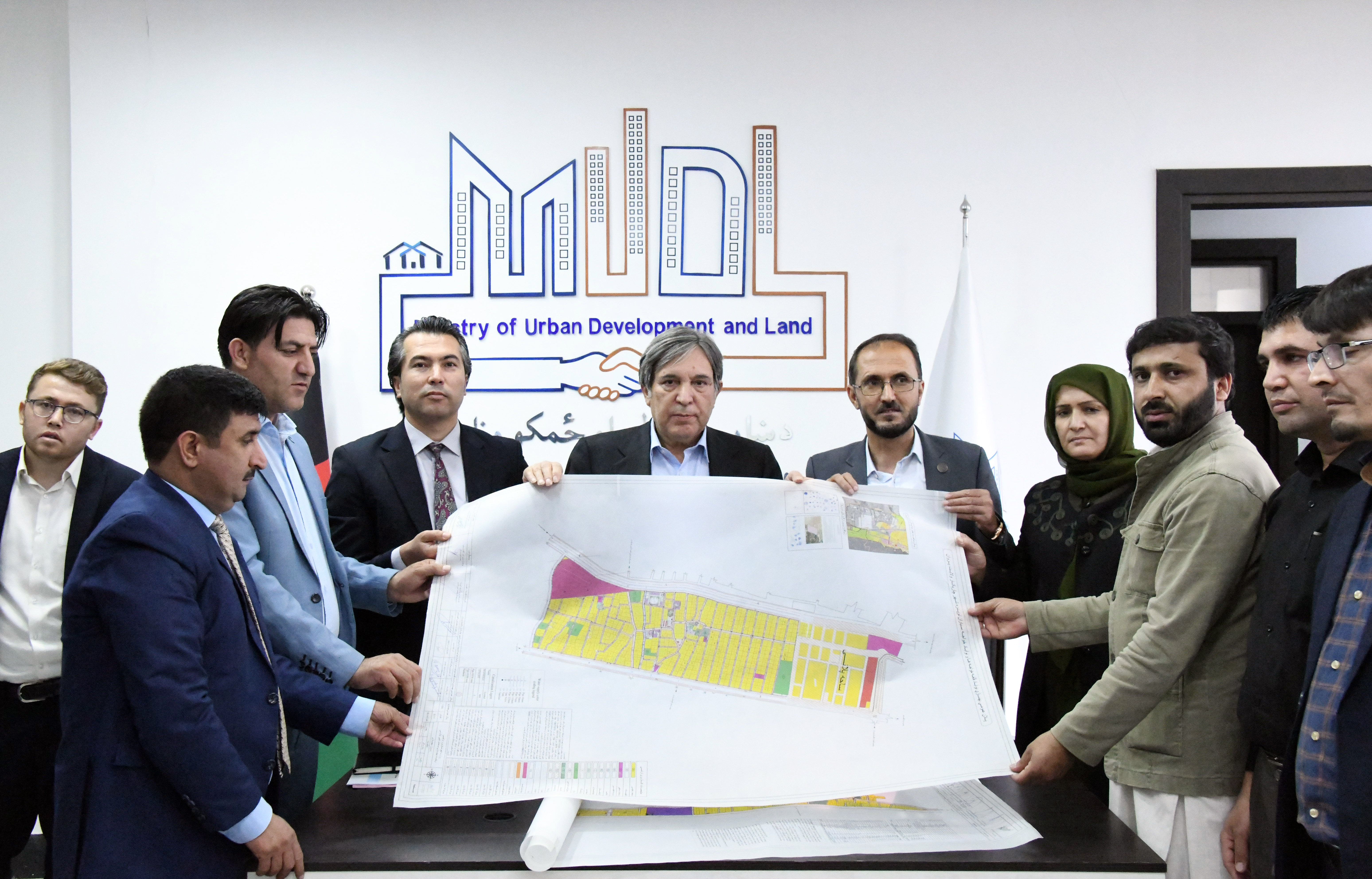 محترم محمود کرزی سرپرست وزارت شهرسازی و اراضی پنج پلان بهسازی را منظور کرد 