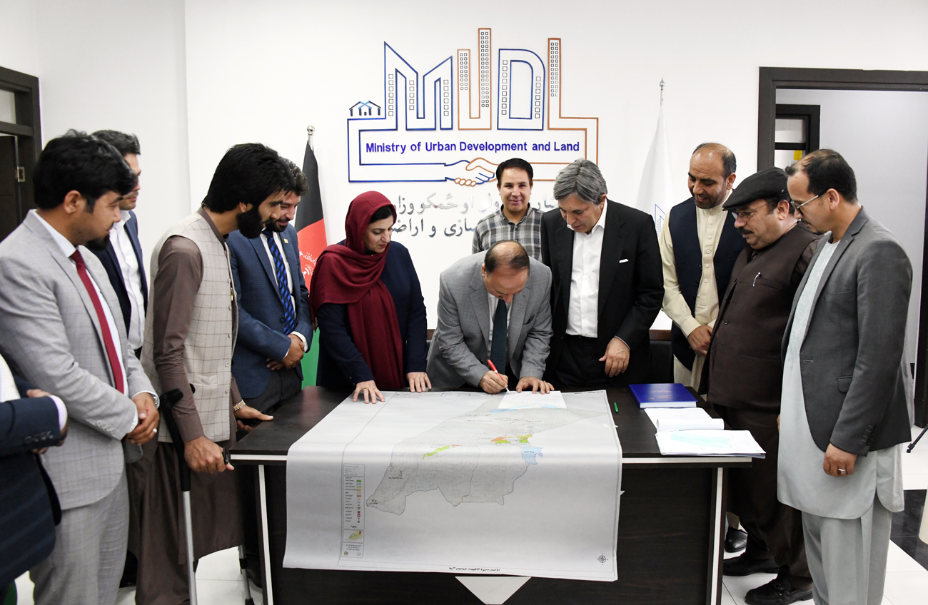 محترم محمود کرزی پلان انکشاف منطقوی ولایت نیمروز را منظور کرد 