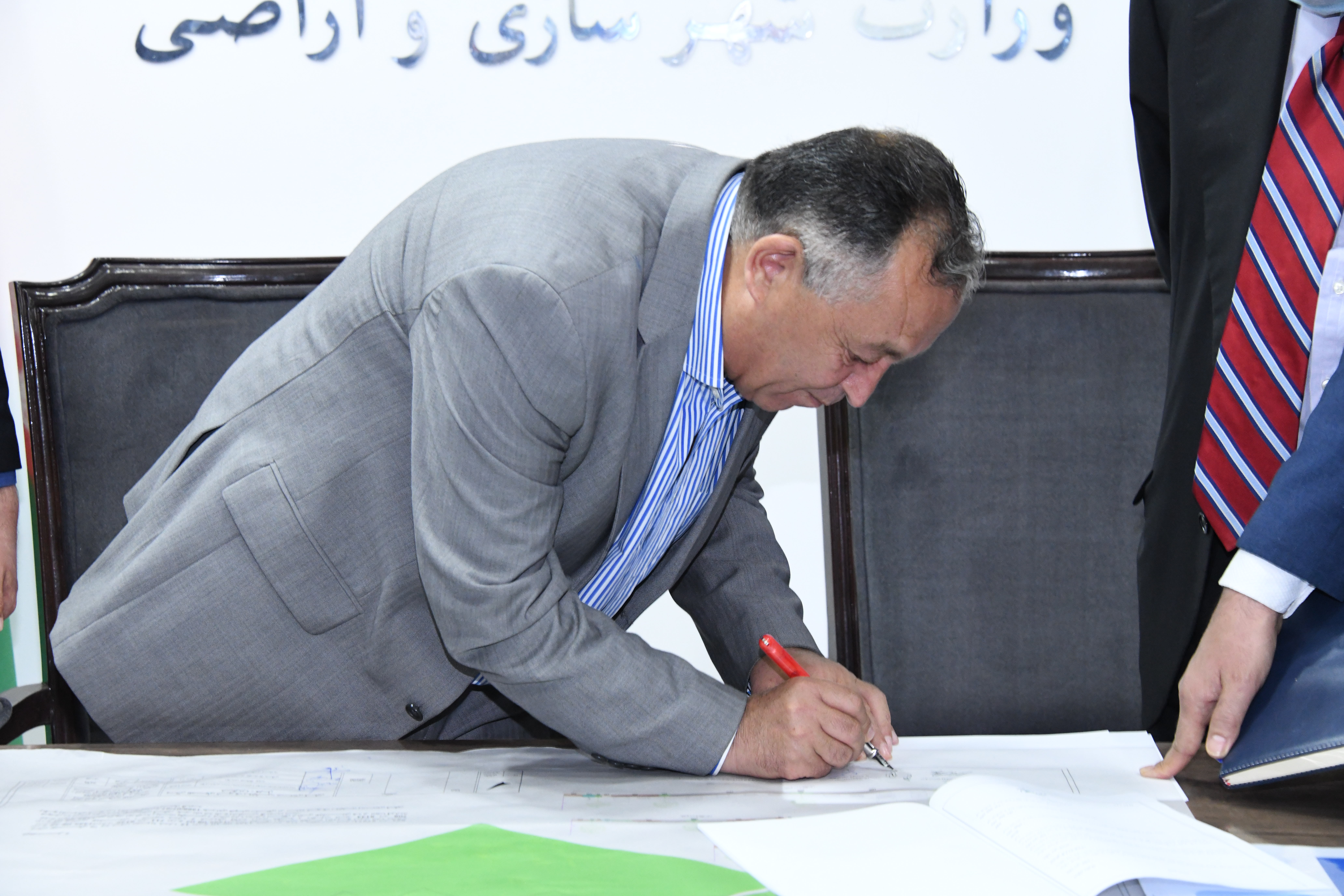 جریان منظوری پلان تفصیلی شهرک قالین بافان توسط محترم محمود کرزی سرپرست وزیر شهرسازی و اراضی 
