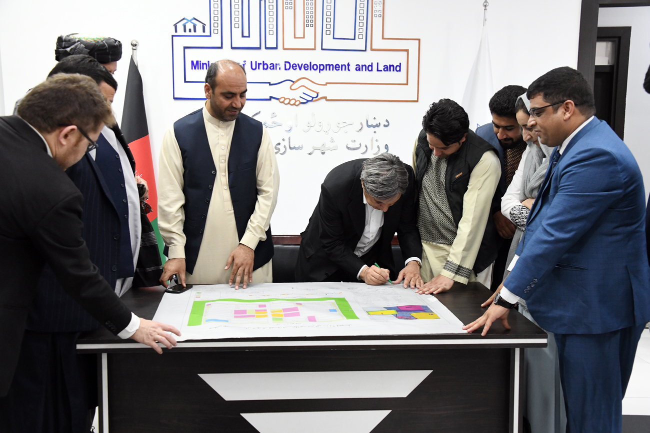 محترم محمود کرزی پلان تفصیلی شهرک قابل استطاعت برای هزار فامیل در ولایت فراه را منظور کرد 