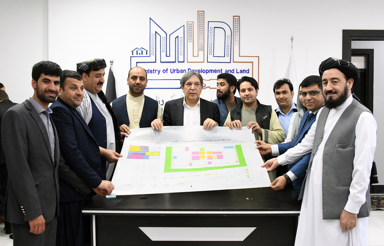 محترم محمود کرزی پلان تفصیلی شهرک قابل استطاعت برای هزار فامیل در ولایت فراه را منظور کرد 