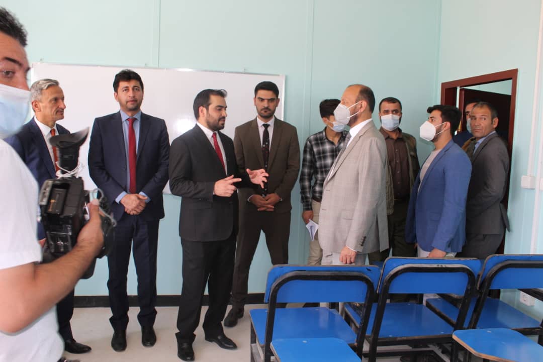 جریان مراسم افتتاح یک مکتب در شهر مزار شریف